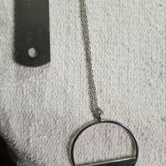 Gorgeous silvertone red round crystal pendant necklace - Picture 3 of 5